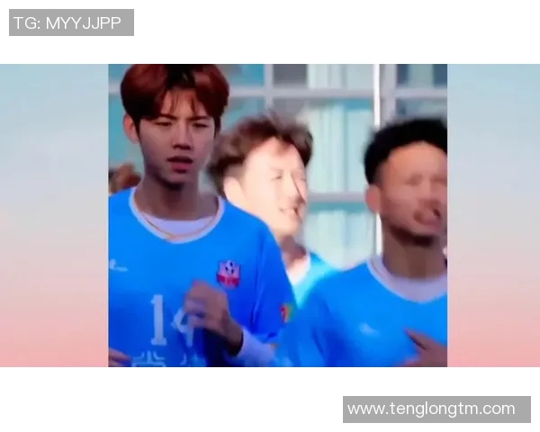 足球明星在蓝色背景下的精彩出场瞬间展现魅力与风采